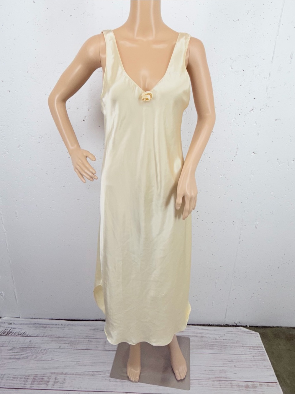 Vintage Val Mode Lingerie Women’s size Medium Cream Sleeveless Nightgown